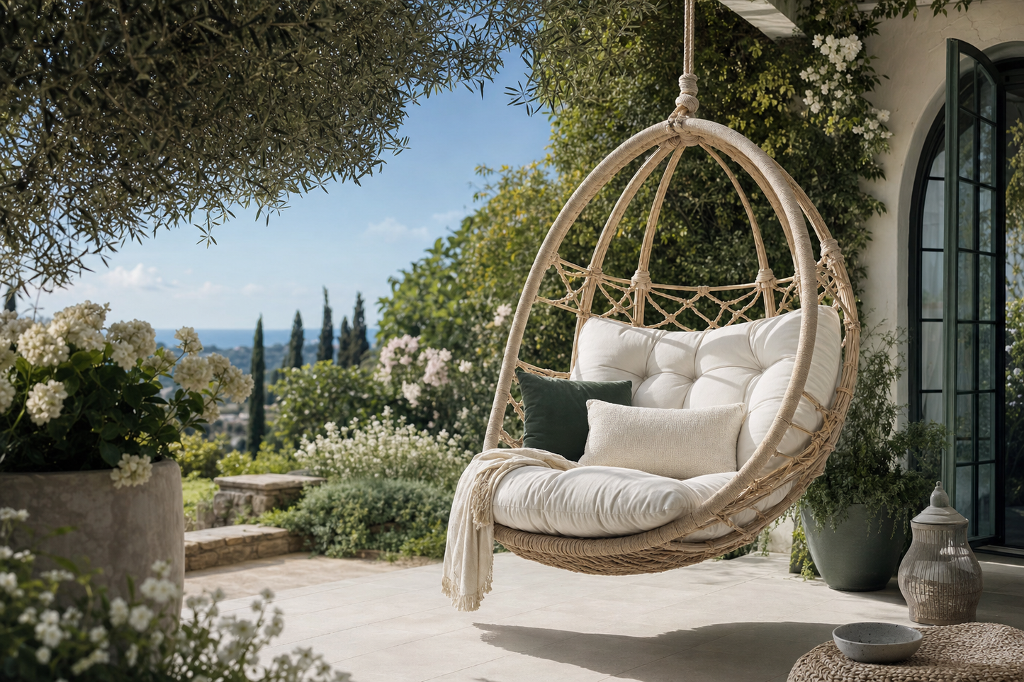 Fauteuil hamac autoportant grand coussin — scène terrasse